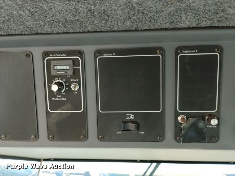 image for item DK8938 1998 Gleaner R72  combine