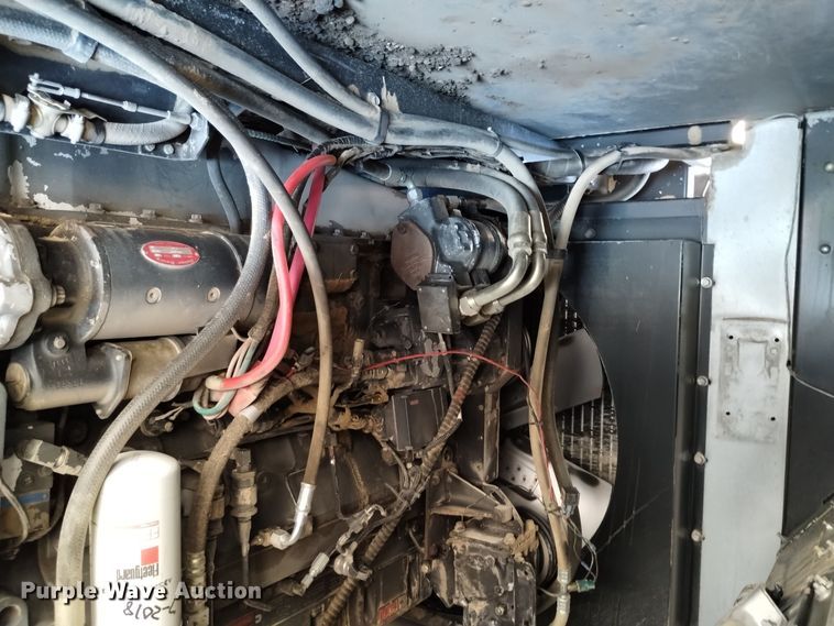 image for item DK8938 1998 Gleaner R72  combine