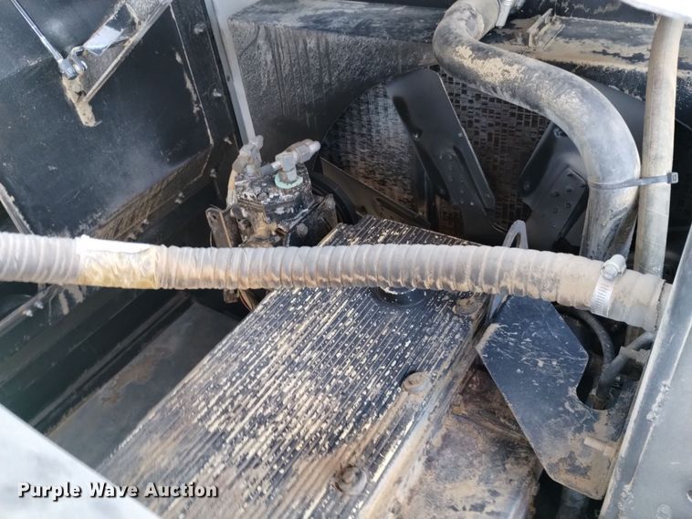 image for item DK8938 1998 Gleaner R72  combine