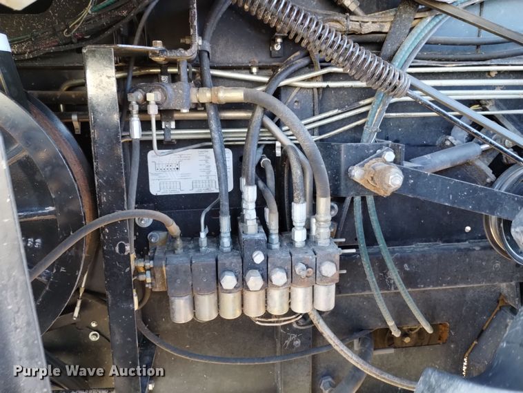 image for item DK8938 1998 Gleaner R72  combine