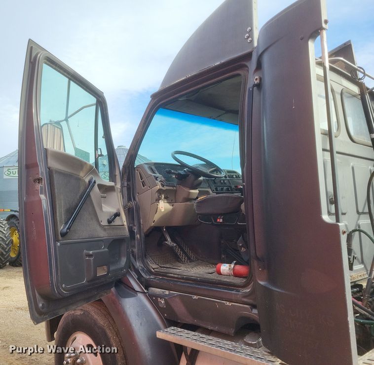 image for item DO4720 2001 Sterling  semi truck