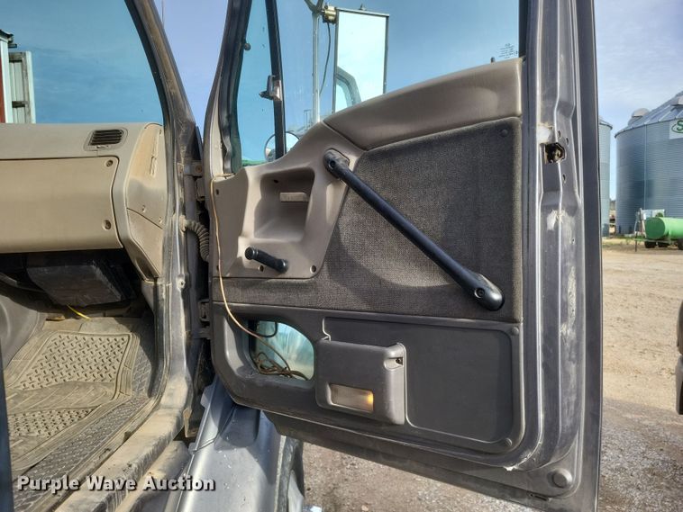 image for item DO4720 2001 Sterling  semi truck