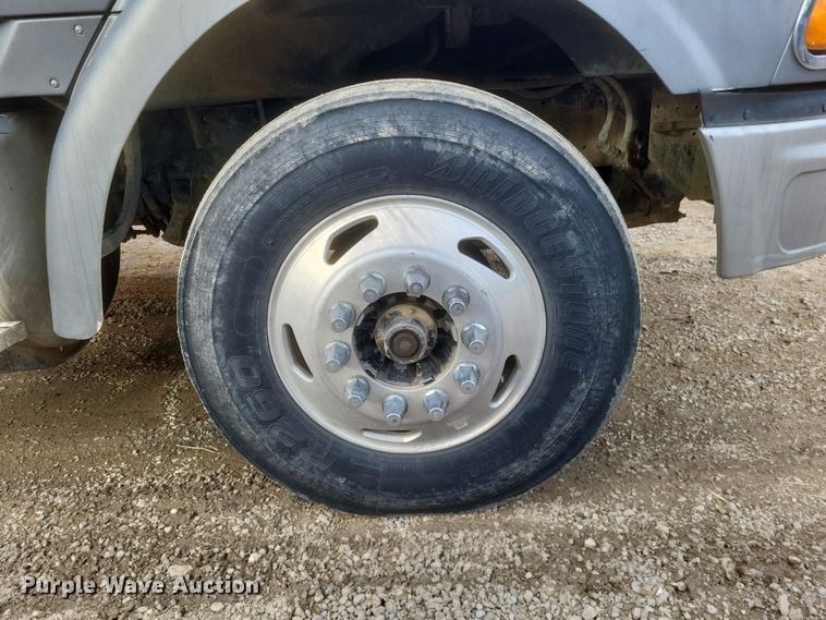 image for item DO4720 2001 Sterling  semi truck