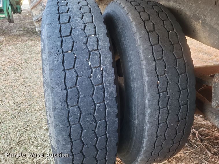 image for item DO4721 2002 Field Master  grain trailer