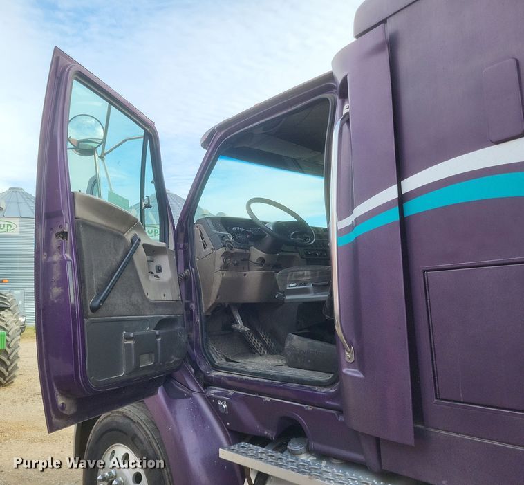 image for item DO4722 2001 Sterling  semi truck