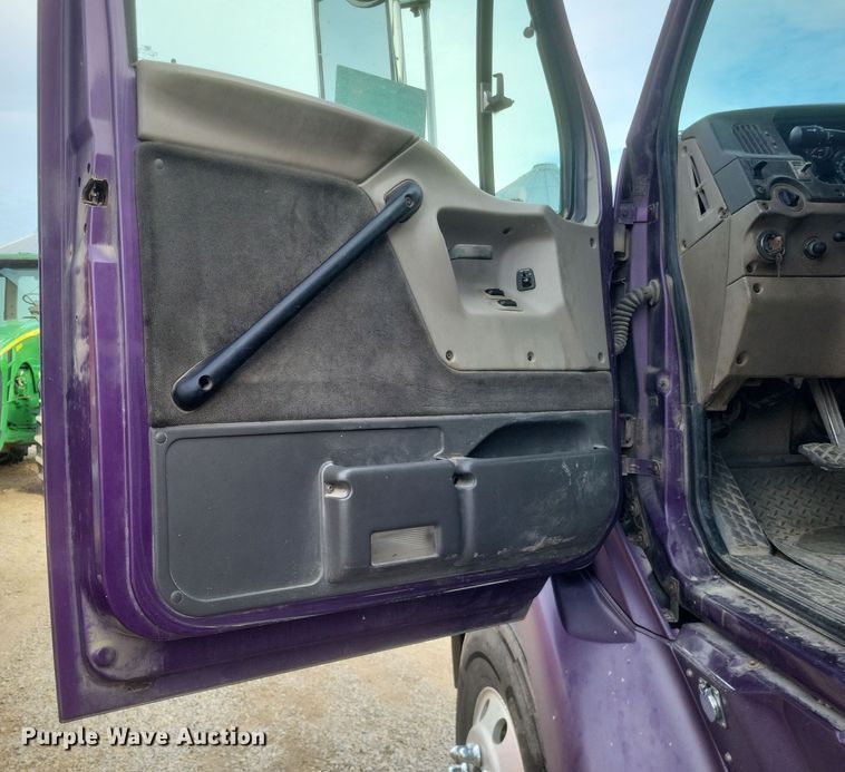 image for item DO4722 2001 Sterling  semi truck