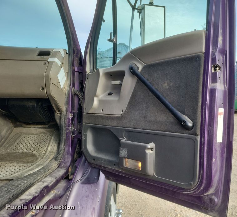 image for item DO4722 2001 Sterling  semi truck