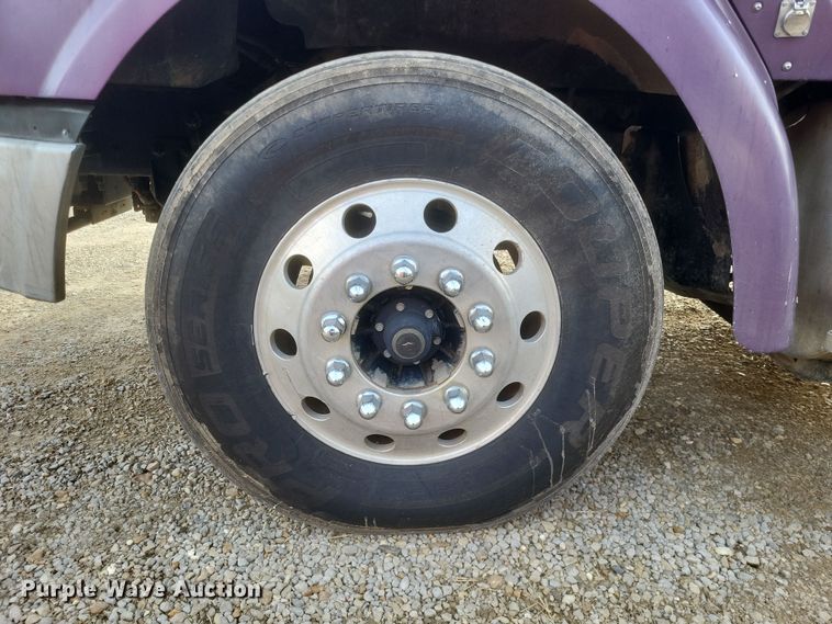 image for item DO4722 2001 Sterling  semi truck