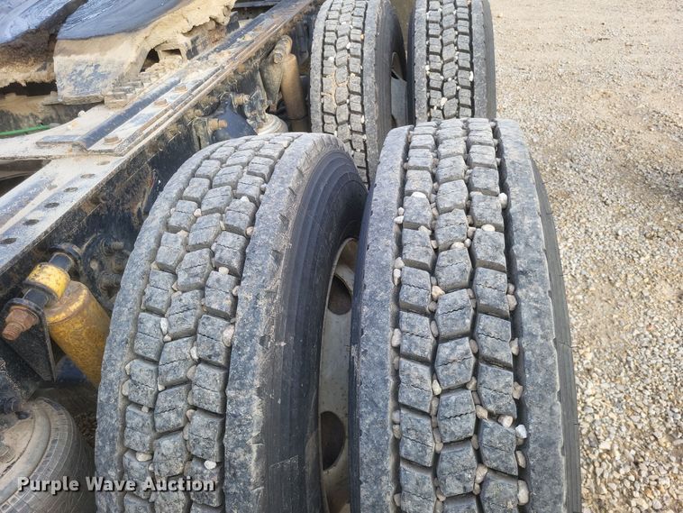 image for item DO4722 2001 Sterling  semi truck