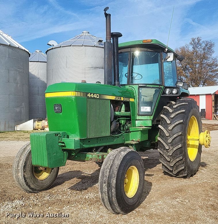 image for item DO4726 1982 John Deere 4440  tractor