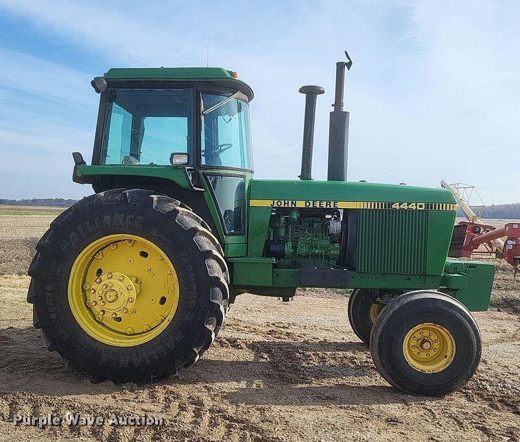 image for item DO4726 1982 John Deere 4440  tractor