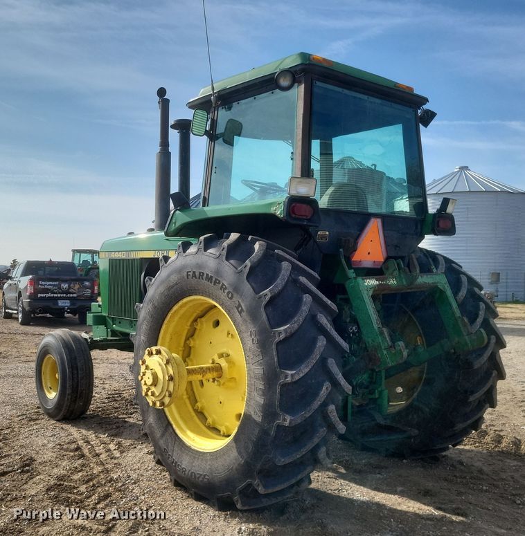 image for item DO4726 1982 John Deere 4440  tractor