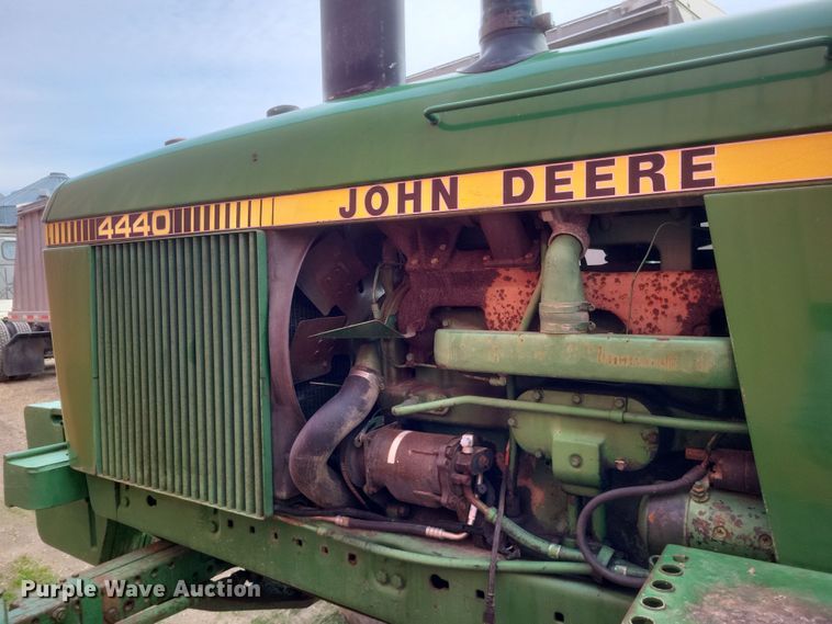 image for item DO4726 1982 John Deere 4440  tractor