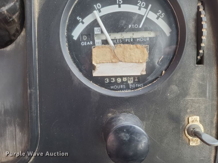 image for item DO4726 1982 John Deere 4440  tractor