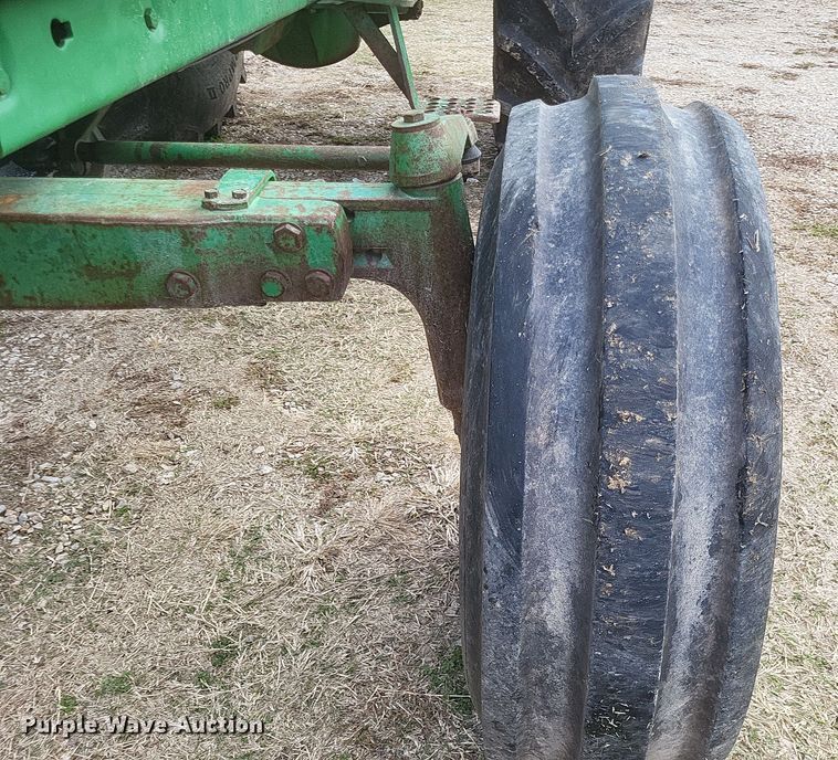 image for item DO4726 1982 John Deere 4440  tractor