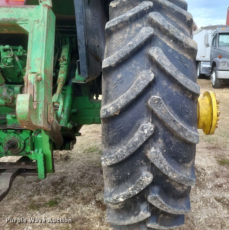 image for item DO4726 1982 John Deere 4440  tractor