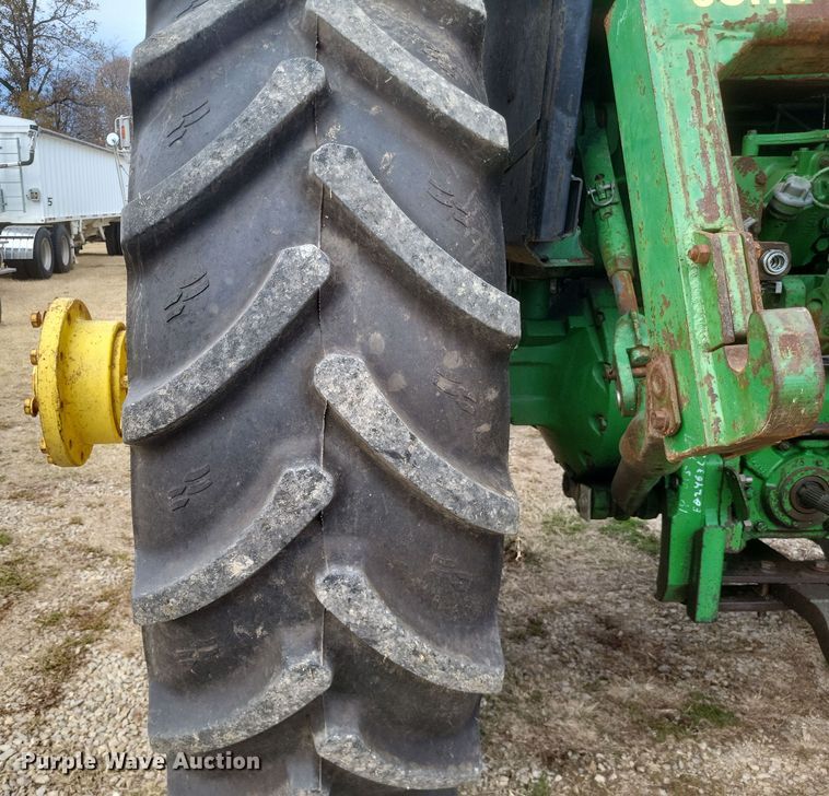 image for item DO4726 1982 John Deere 4440  tractor