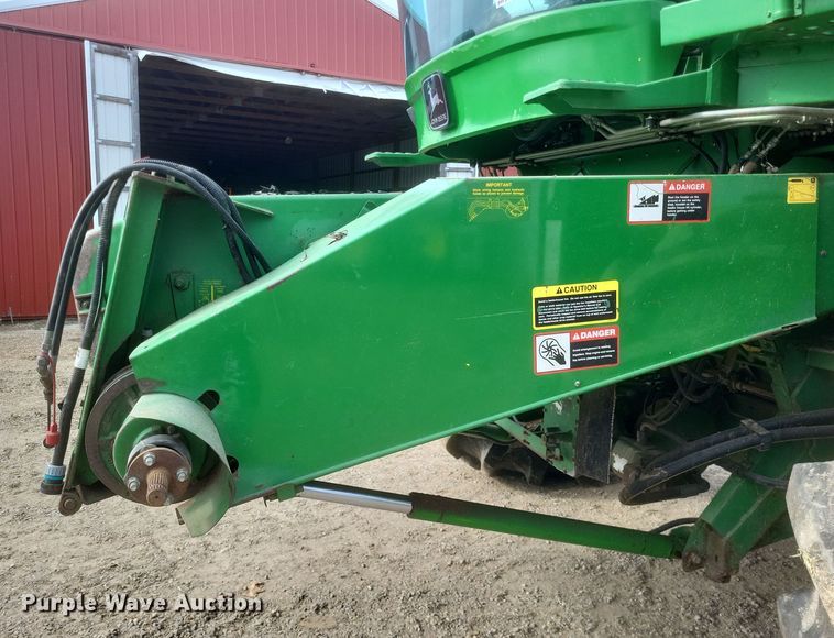 image for item DO4731 1998 John Deere 9510  RWA combine