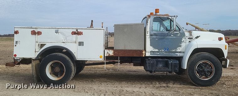 image for item DO4733 1992 Ford F700  utility / service truck
