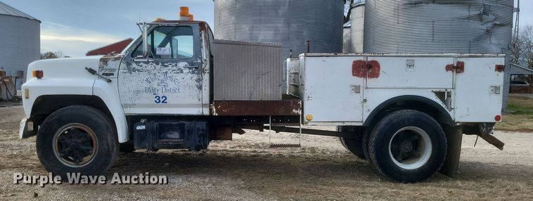image for item DO4733 1992 Ford F700  utility / service truck