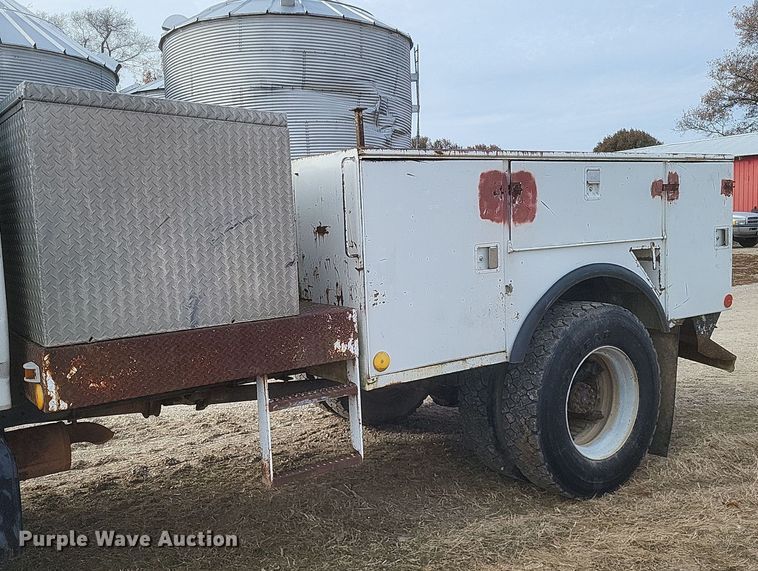 image for item DO4733 1992 Ford F700  utility / service truck