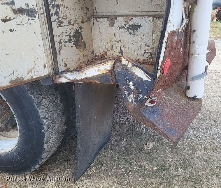 image for item DO4733 1992 Ford F700  utility / service truck