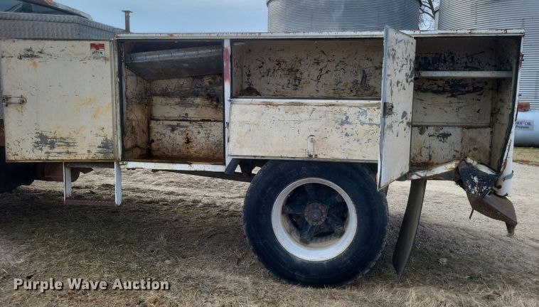 image for item DO4733 1992 Ford F700  utility / service truck