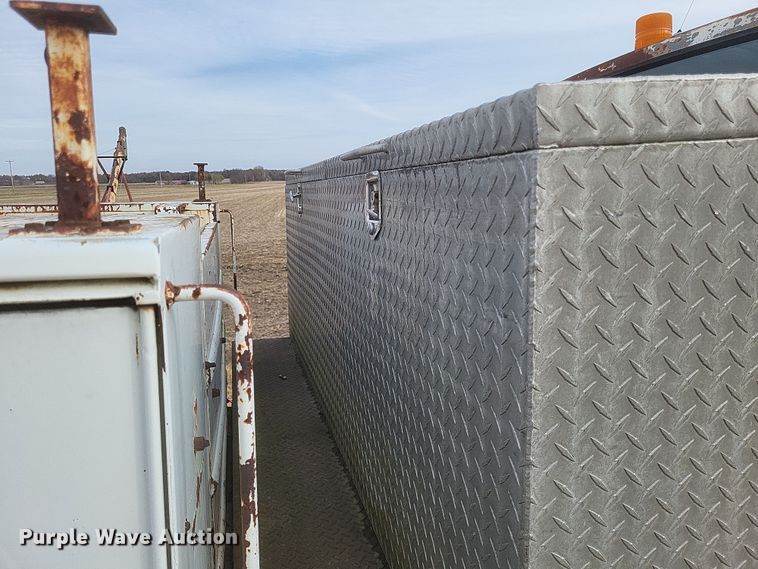 image for item DO4733 1992 Ford F700  utility / service truck