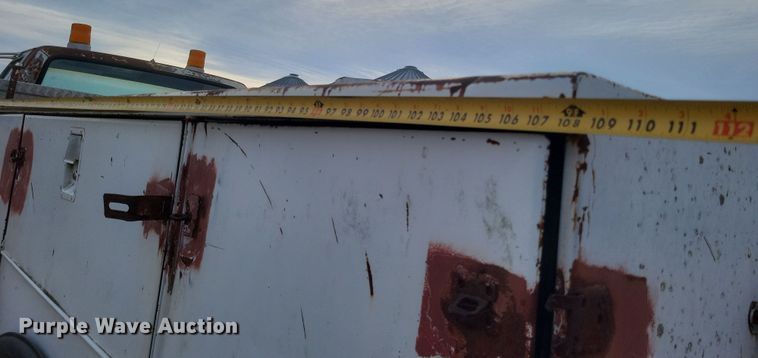 image for item DO4733 1992 Ford F700  utility / service truck