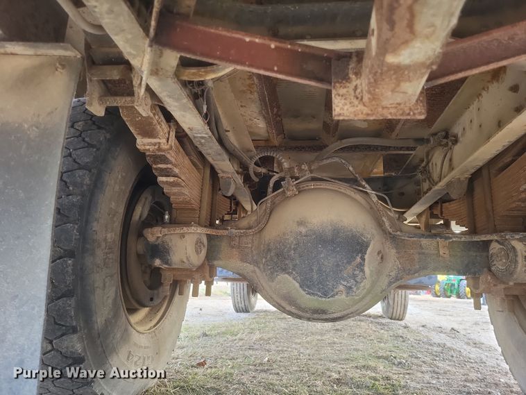 image for item DO4733 1992 Ford F700  utility / service truck