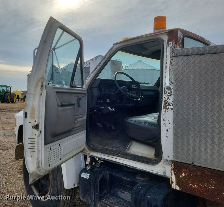 image for item DO4733 1992 Ford F700  utility / service truck