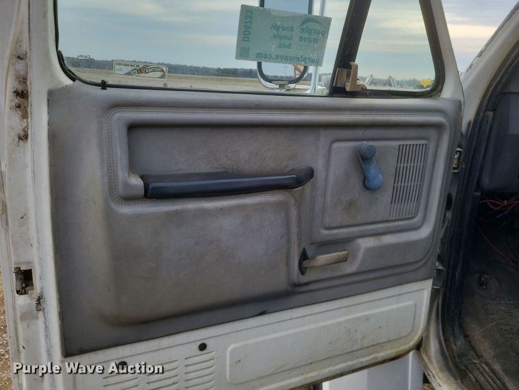 image for item DO4733 1992 Ford F700  utility / service truck