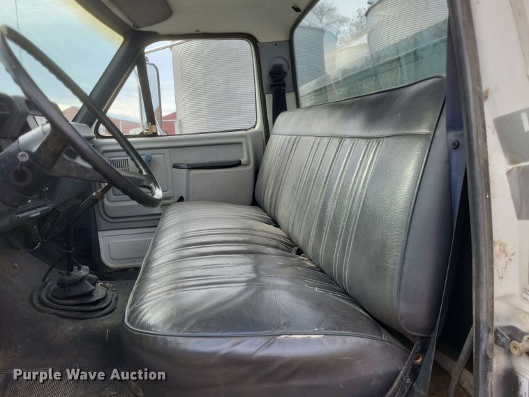 image for item DO4733 1992 Ford F700  utility / service truck