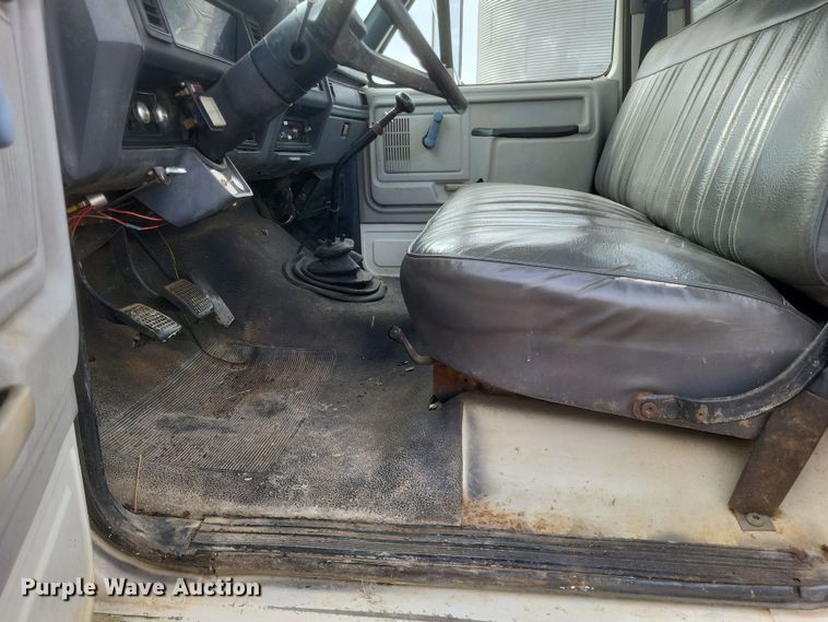 image for item DO4733 1992 Ford F700  utility / service truck