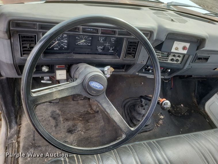 image for item DO4733 1992 Ford F700  utility / service truck