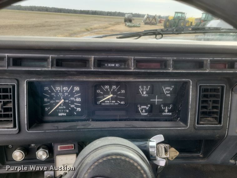 image for item DO4733 1992 Ford F700  utility / service truck