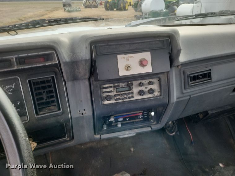 image for item DO4733 1992 Ford F700  utility / service truck