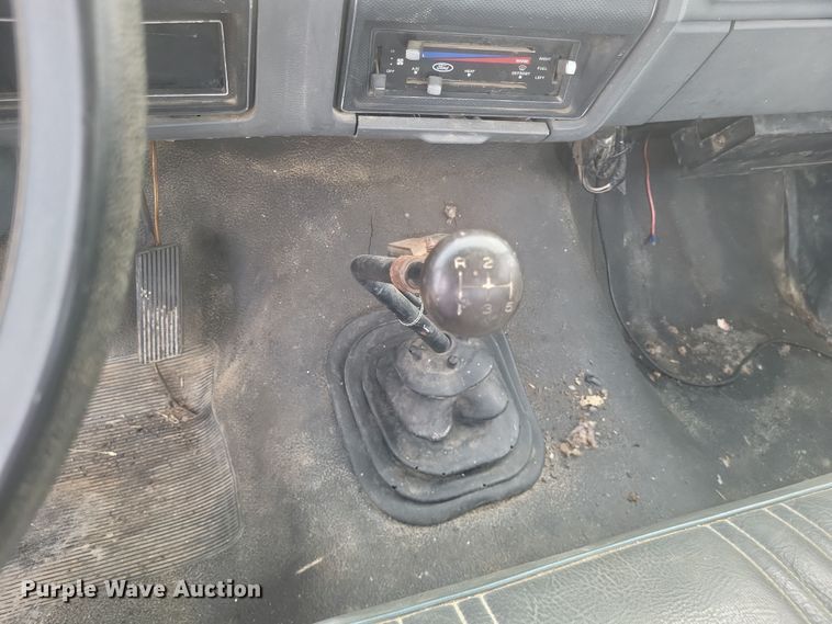 image for item DO4733 1992 Ford F700  utility / service truck