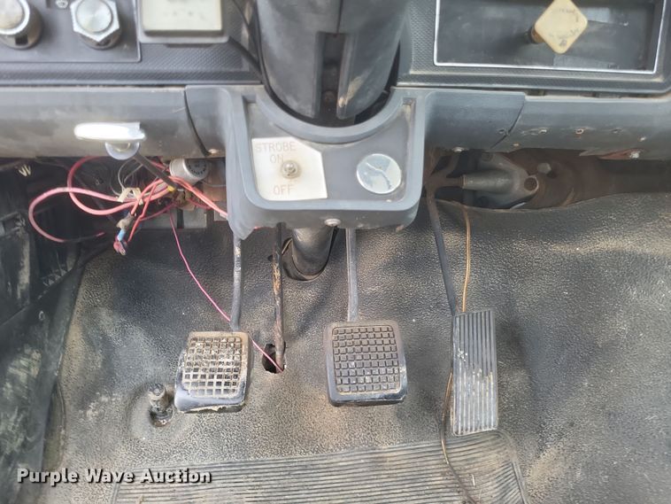 image for item DO4733 1992 Ford F700  utility / service truck