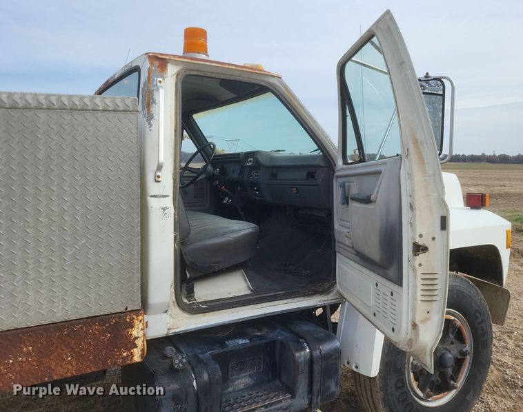 image for item DO4733 1992 Ford F700  utility / service truck