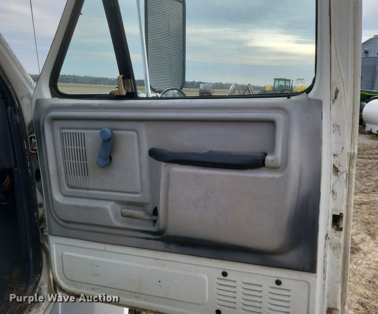 image for item DO4733 1992 Ford F700  utility / service truck