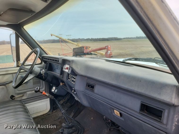 image for item DO4733 1992 Ford F700  utility / service truck