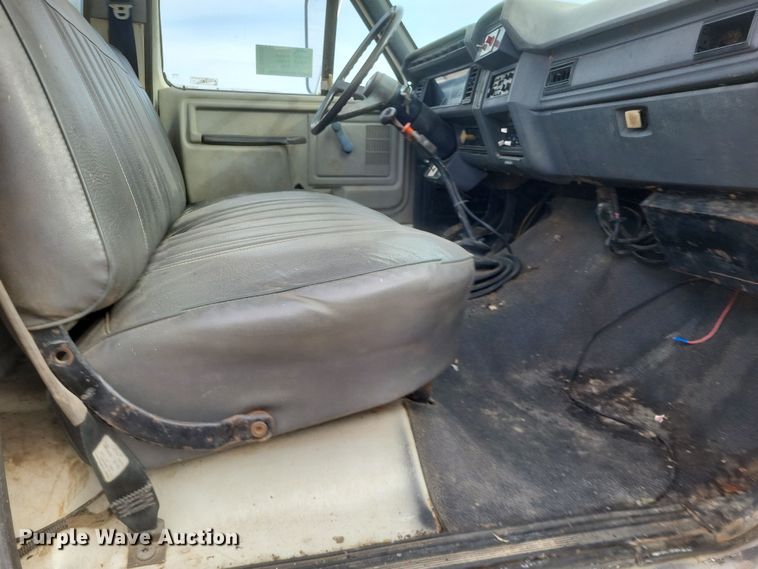 image for item DO4733 1992 Ford F700  utility / service truck