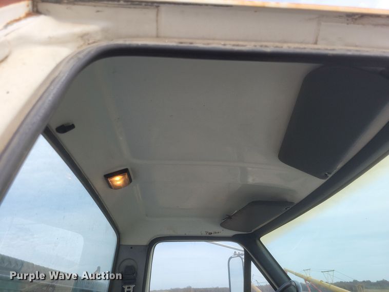 image for item DO4733 1992 Ford F700  utility / service truck