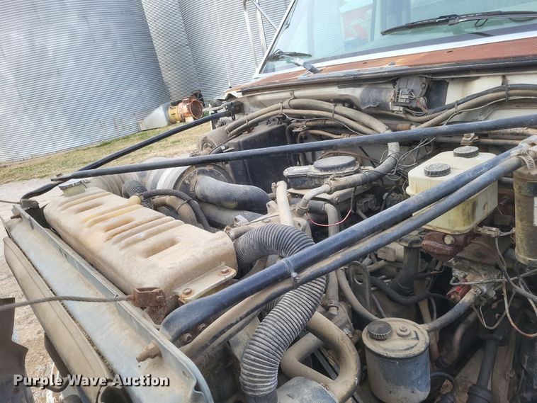 image for item DO4733 1992 Ford F700  utility / service truck