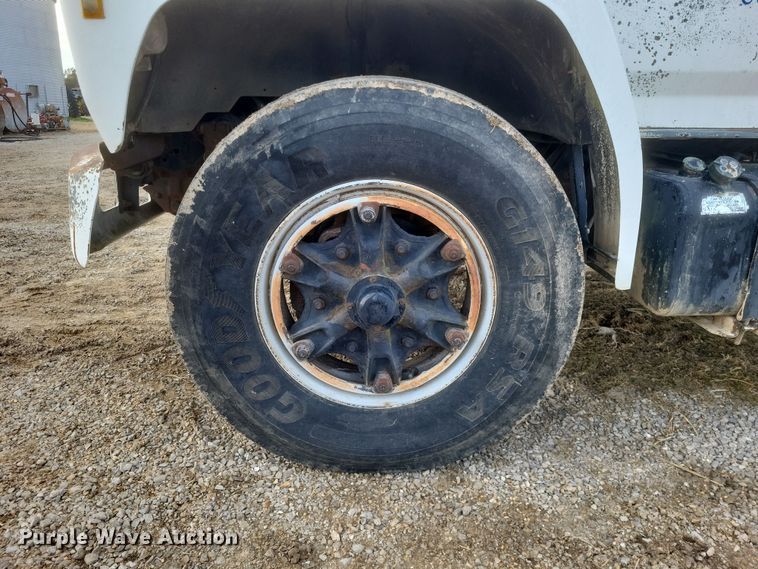 image for item DO4733 1992 Ford F700  utility / service truck