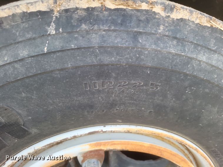 image for item DO4733 1992 Ford F700  utility / service truck