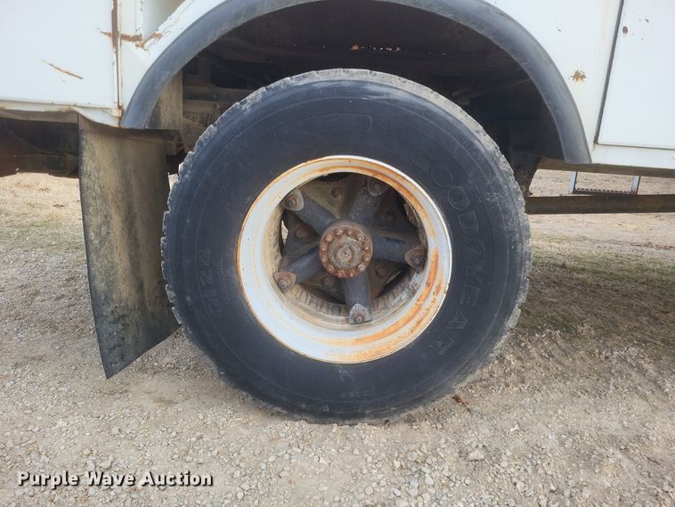 image for item DO4733 1992 Ford F700  utility / service truck