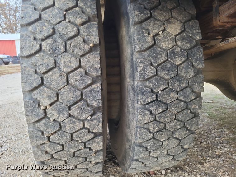 image for item DO4733 1992 Ford F700  utility / service truck