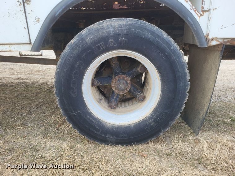 image for item DO4733 1992 Ford F700  utility / service truck